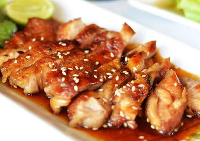 Grilled teriyaki chicken slices with sesame seeds at Yosuki Sushi，a Japanese Restaurant in Staten Island