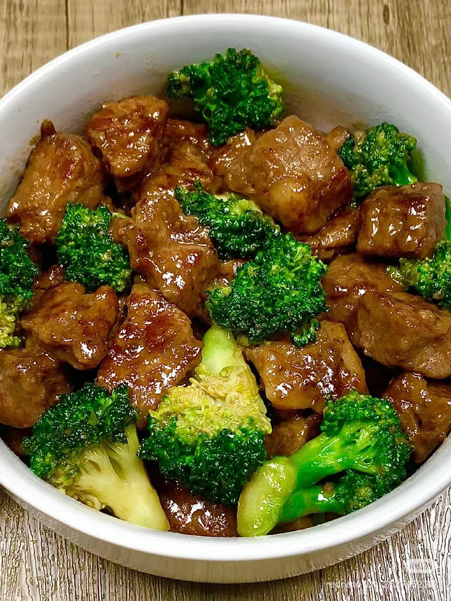 Stir - fried Beef with Broccoli, tender beef cubes paired with vibrant broccoli florets at Yummy House，a Chinese Restaurant in Oklahoma City