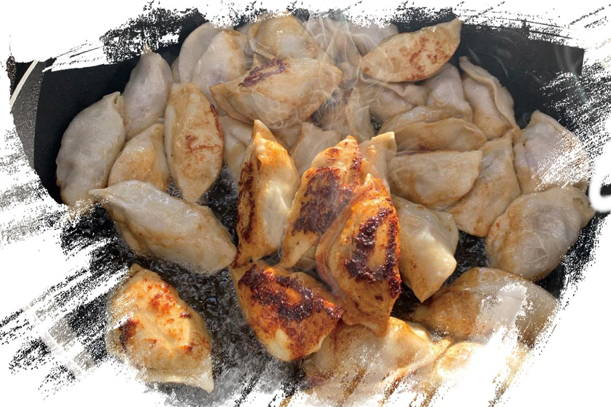 Golden - brown pan - fried pastries at Zanna Dumplings，a Chinese Restaurant in Sacramento